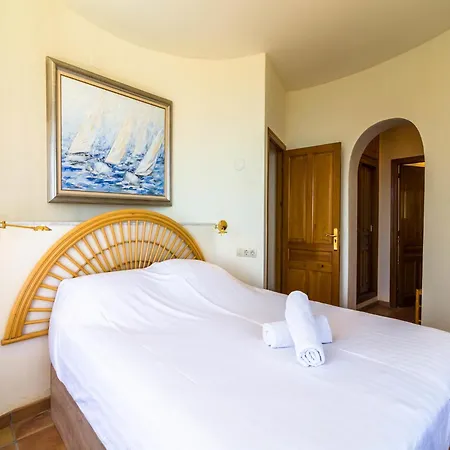 With Sea Breeze Charm Villa