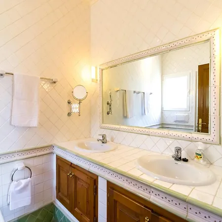 With Sea Breeze Charm Villa